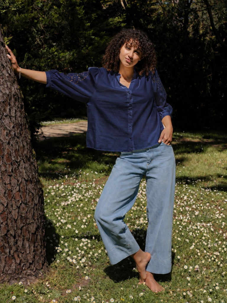 Blouse brodée – Élégance intemporelle (Marine)