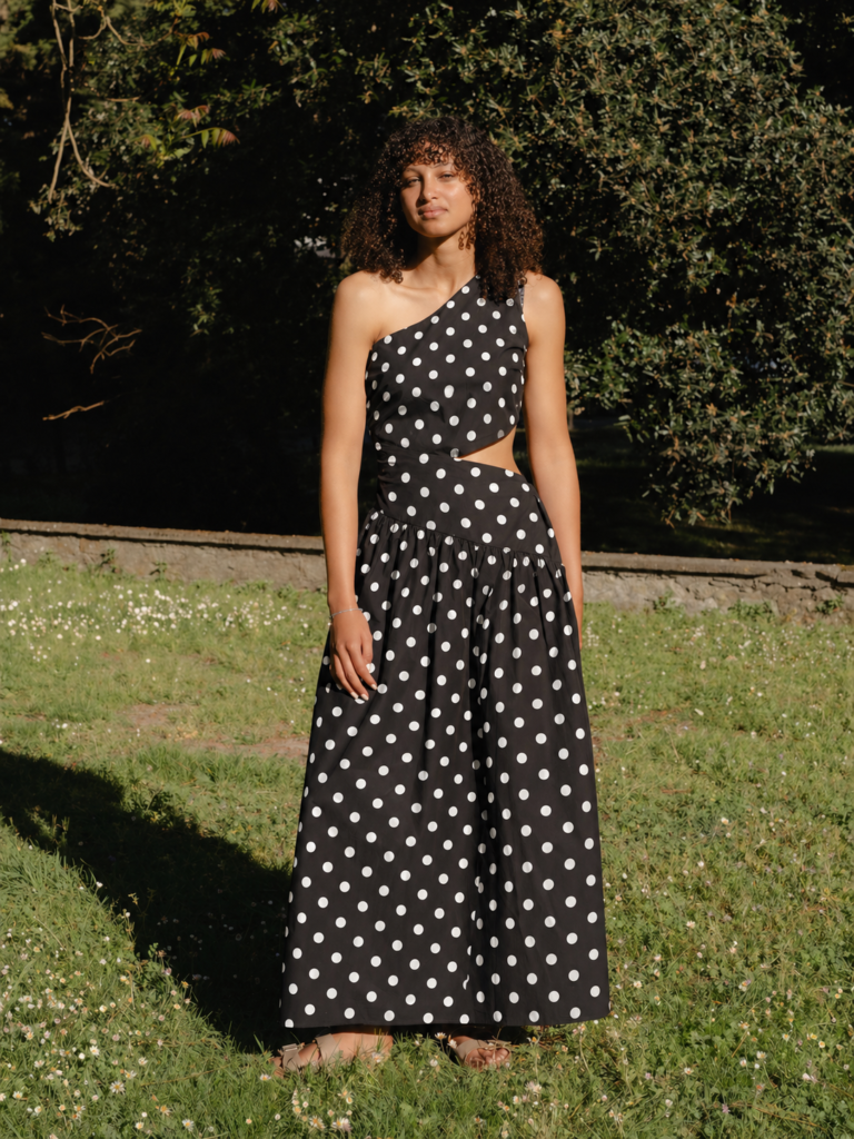 Robe longue asymétrique – Élégance & caractère (Noir & Poids Blancs)