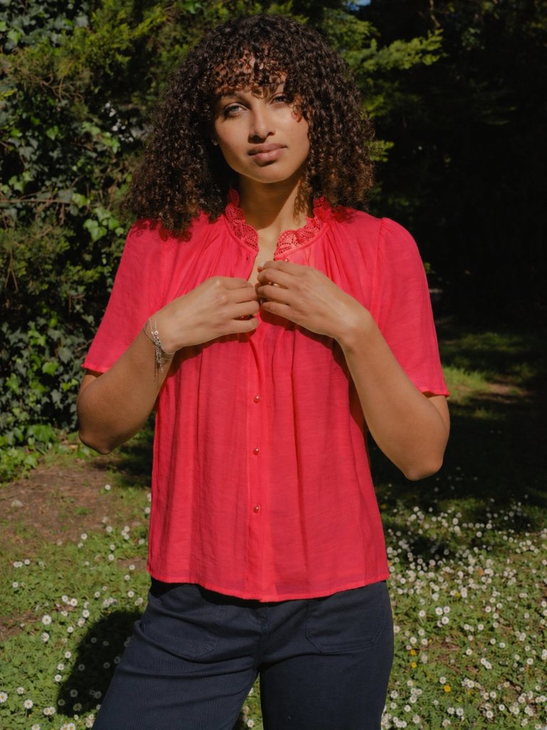 Blouse fluide à col volant – Douceur & féminité (Corail)