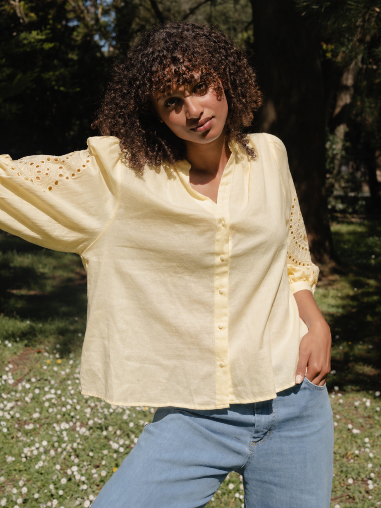 Blouse brodée – Élégance intemporelle (Jaune)