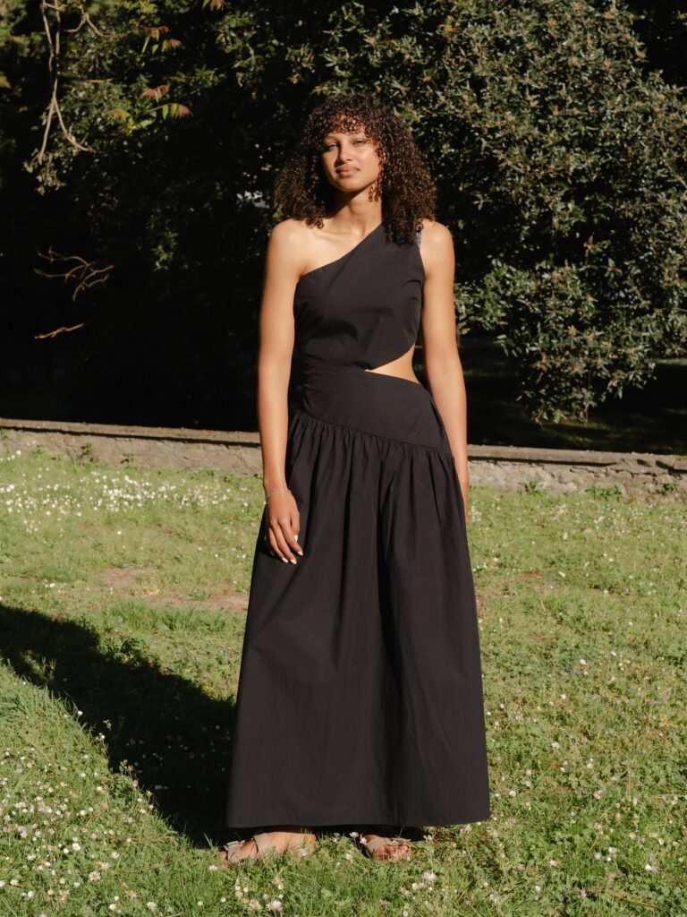 Robe longue asymétrique – Élégance & caractère (Noir)