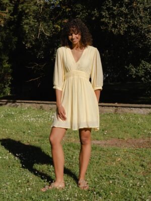 Robe courte fluide à dos noué – Féminité & légèreté (Jaune)