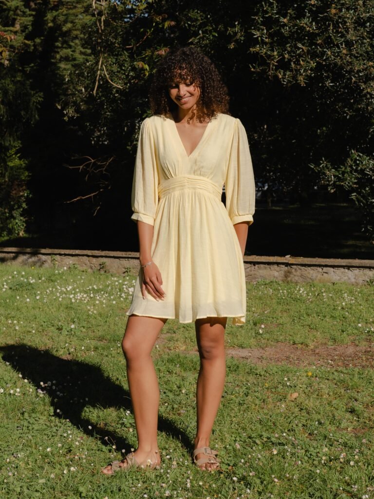 Robe courte fluide à dos noué – Féminité & légèreté (Jaune)