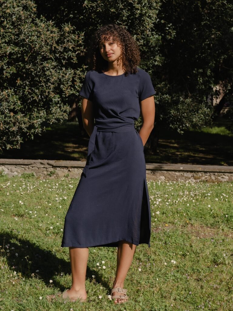 Robe midi fluide à nouer – Élégance naturelle (Marine)
