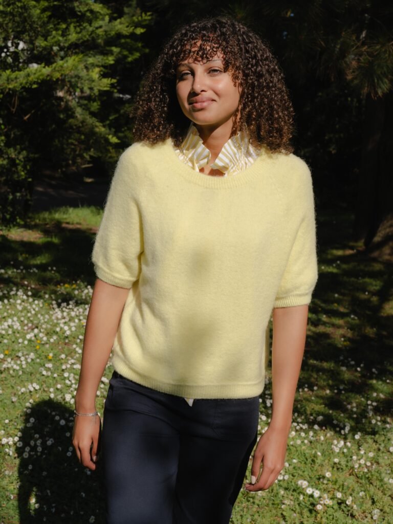 Pull manches courtes – Douceur & modernité (Jaune)