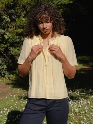 Blouse fluide à col volant – Douceur & féminité (Jaune)