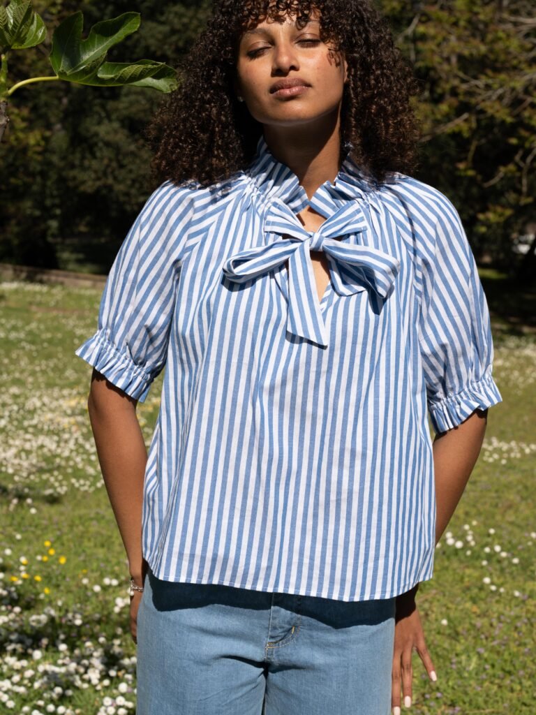 Blouse rayée  – Élégance moderne (Bleu ciel)
