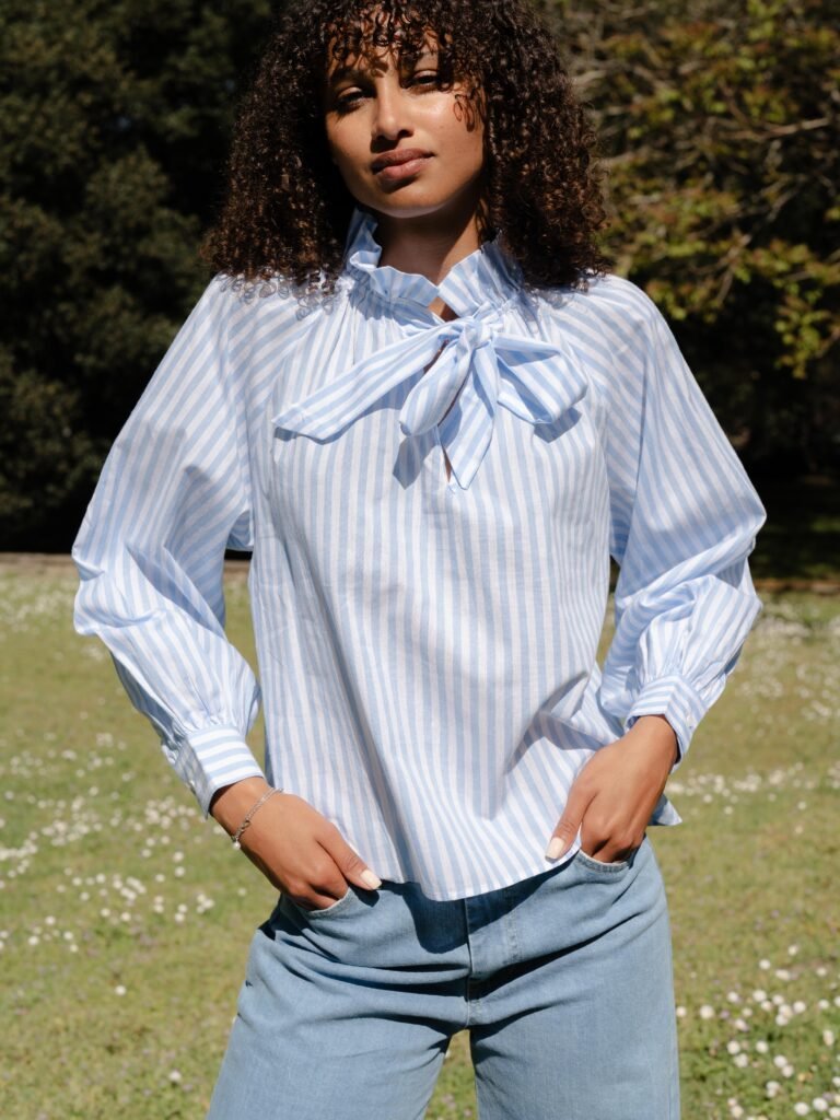 Blouse rayée – Élégance féminine (Bleu ciel)