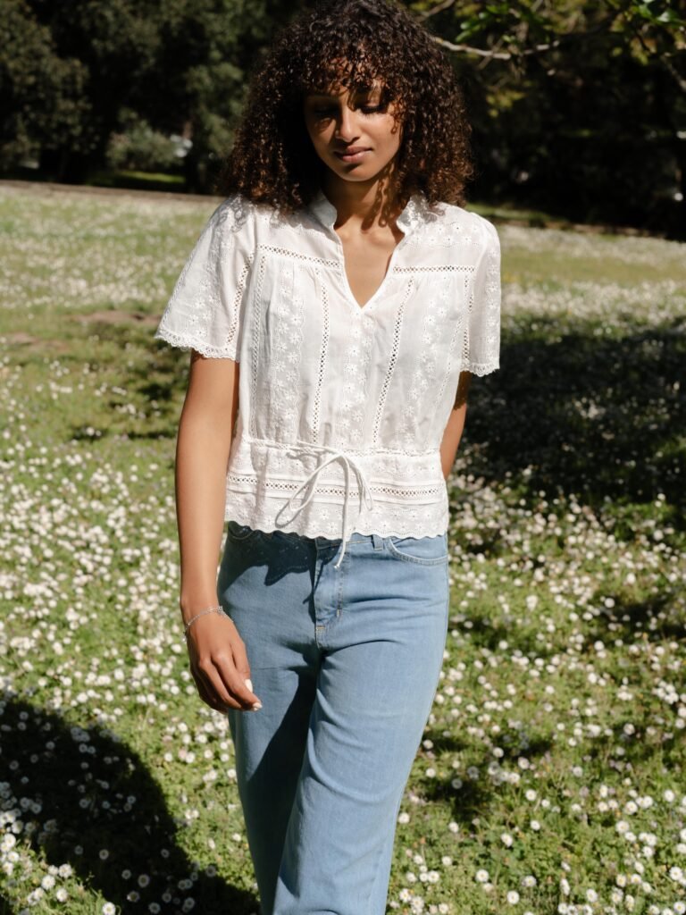 Blouse brodée ajourée – Féminité & délicatesse (Écru)