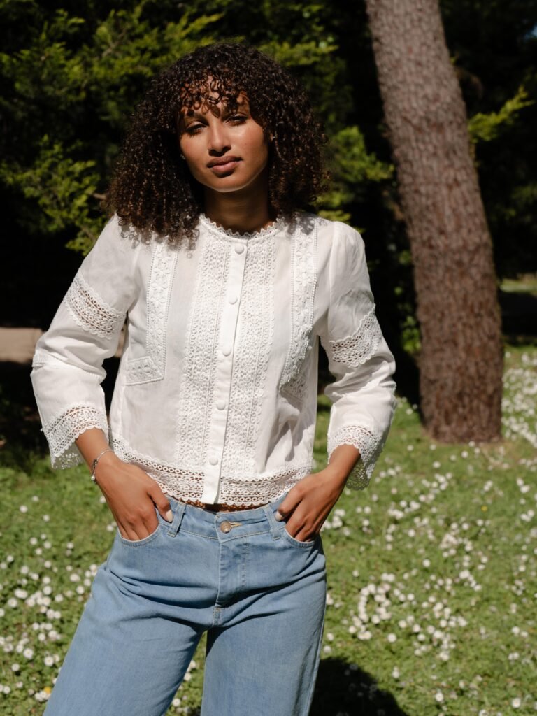 Blouse à carreaux et dentelle – Charme & raffinement (Écru)