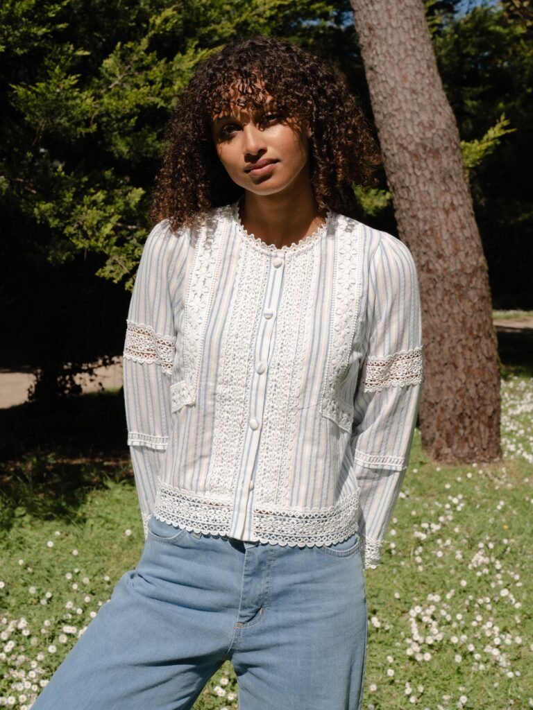 Blouse rayée et dentelle – Charme & raffinement (Bleu ciel)
