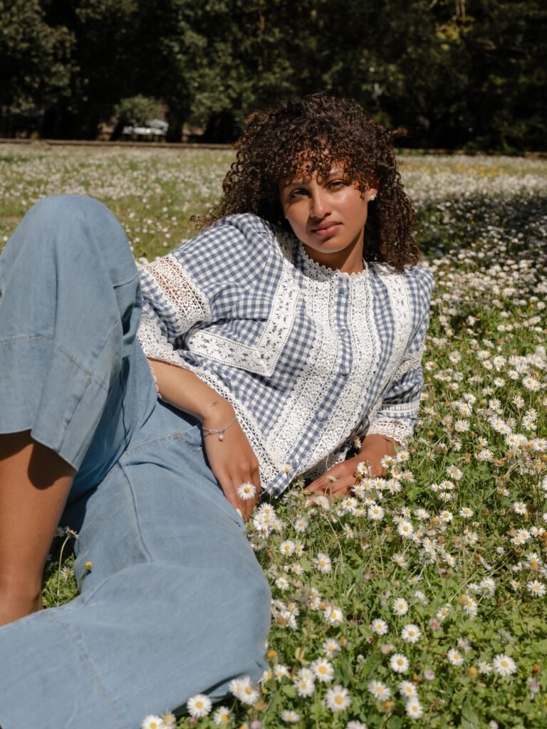 Blouse à carreaux et dentelle – Charme & raffinement (Marine)